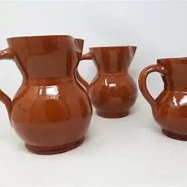 Vasos, jarras y tazas de cerámica artesanal